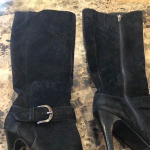 Mid-knee suede boots